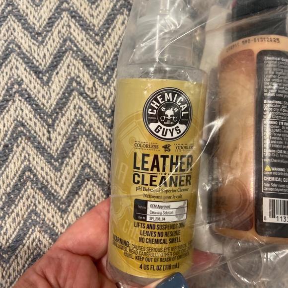 Chemical Guys Leather Cleaner & Leather Conditioner Set – 4 oz & 4 oz - Picture 3 of 6